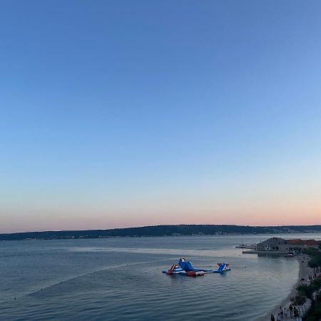 Stunning Beachfront Apartment With Roof Terrace Kaštela Kültér fotó