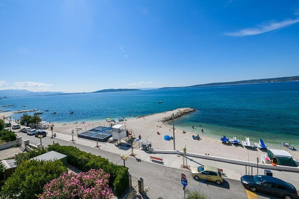 Stunning Beachfront Apartment With Roof Terrace Kaštela Kültér fotó