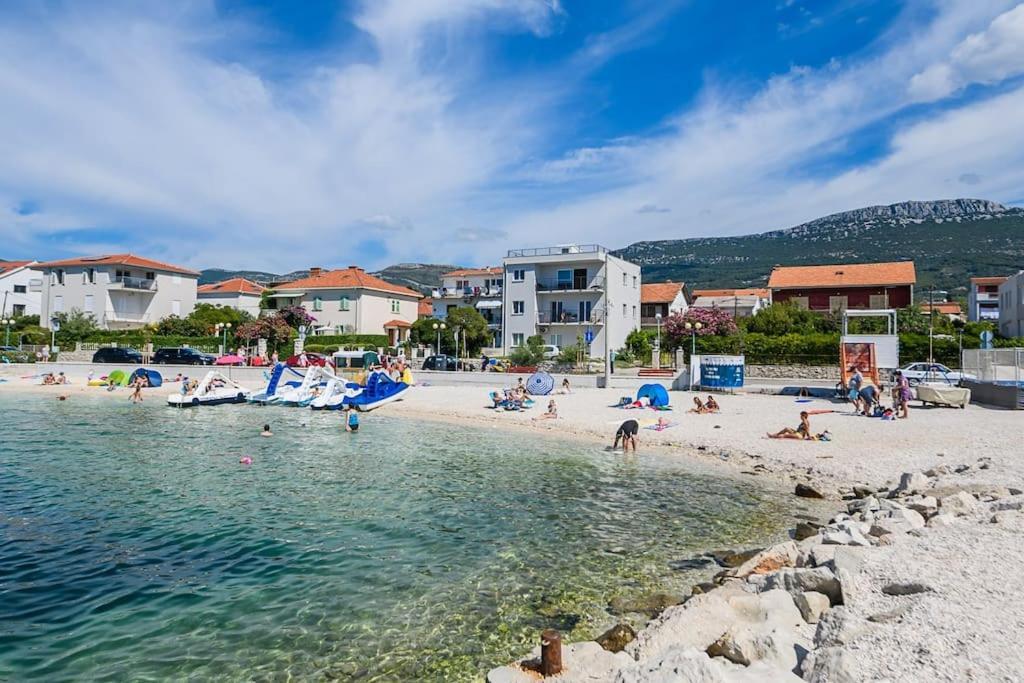 Stunning Beachfront Apartment With Roof Terrace Kaštela Kültér fotó