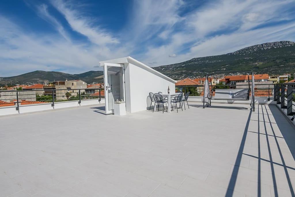 Stunning Beachfront Apartment With Roof Terrace Kaštela Kültér fotó