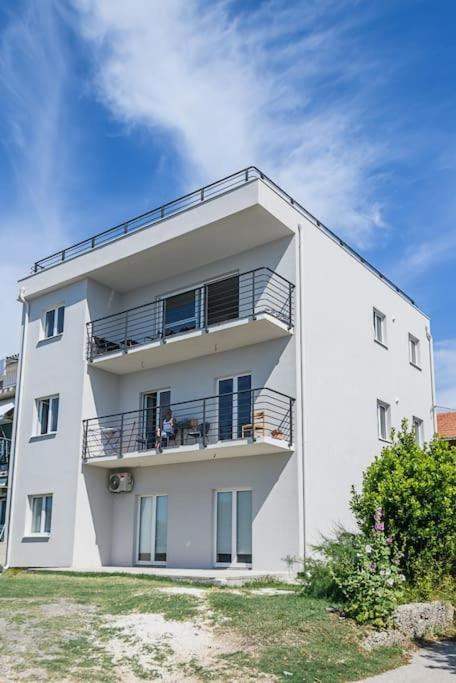 Stunning Beachfront Apartment With Roof Terrace Kaštela Kültér fotó