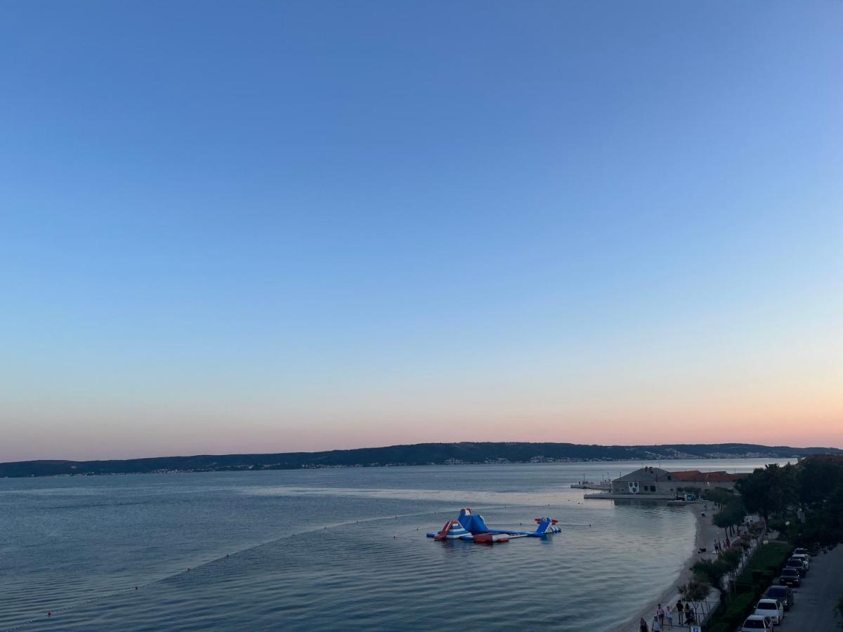 Stunning Beachfront Apartment With Roof Terrace Kaštela Kültér fotó